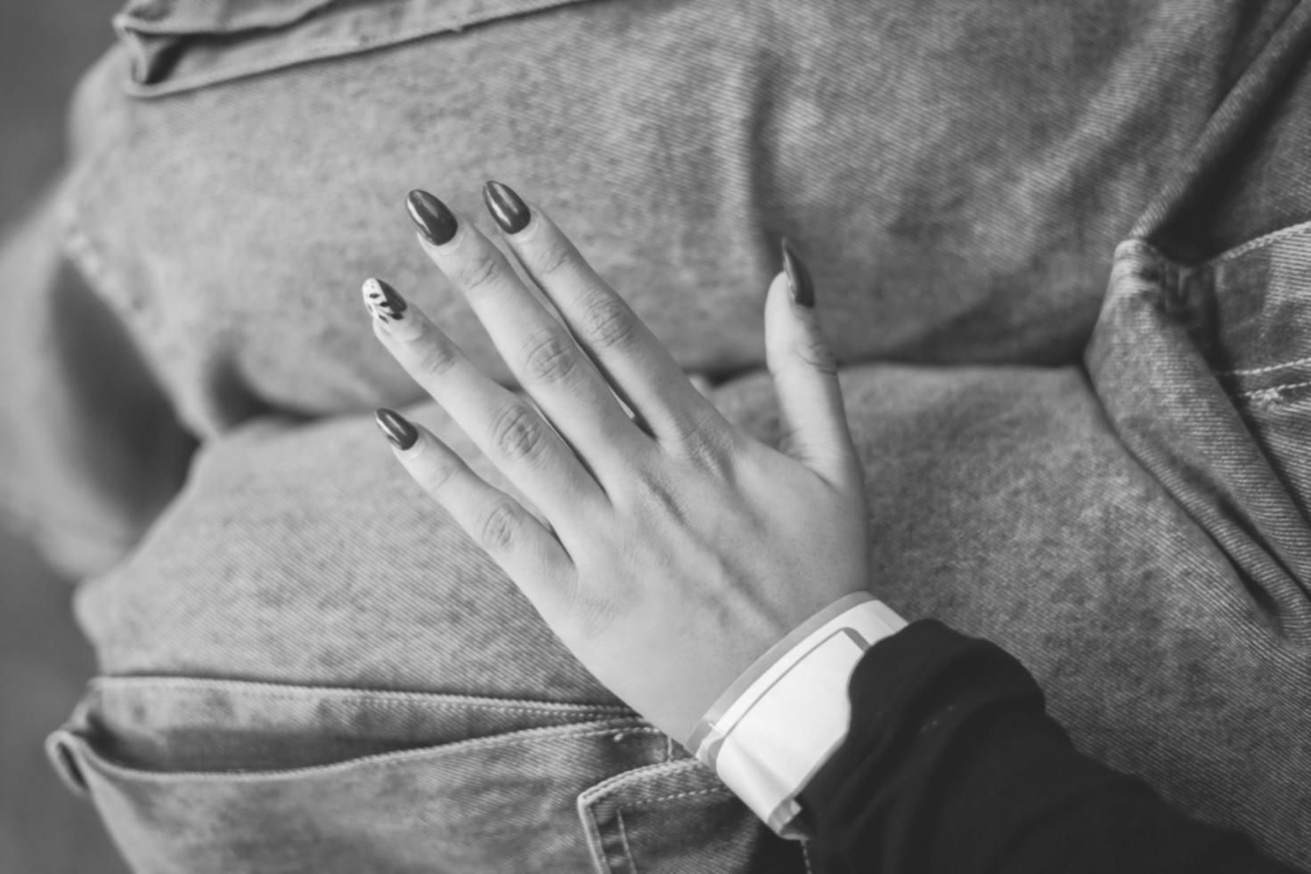 Tecnica professionale di gel manicure con strumenti specializzati