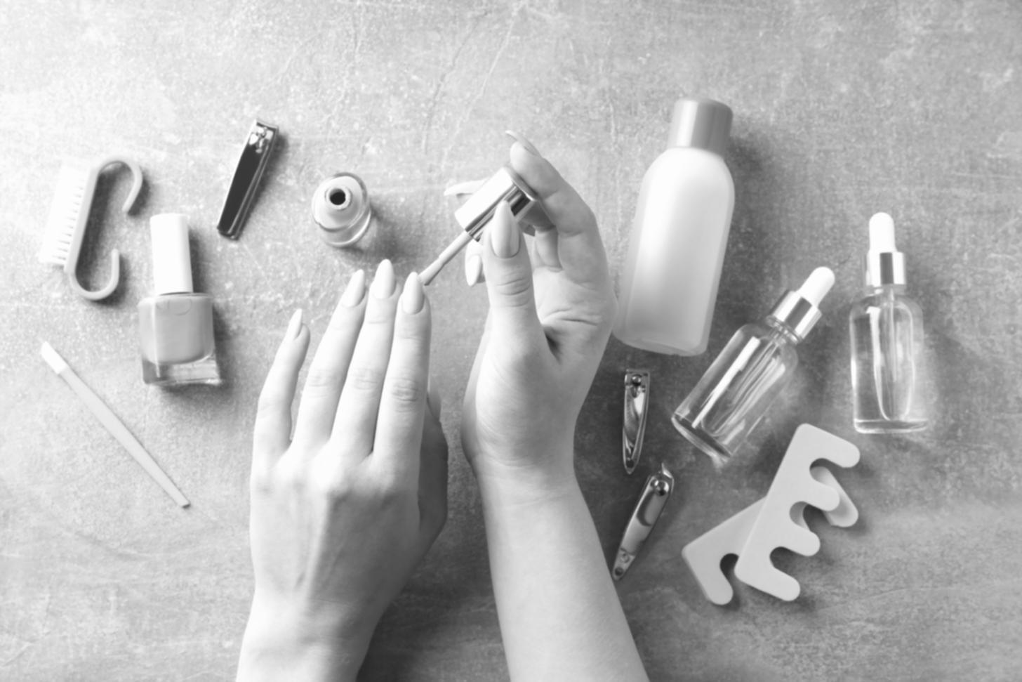 Processo professionale di gel manicure con strumenti e tecniche avanzate